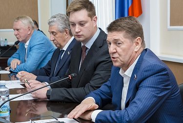 Молодые парламентарии делают первые шаги в законотворчестве